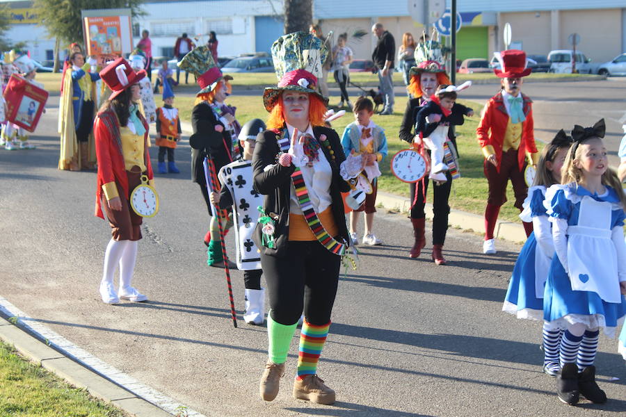 Los vecinos vuelven a disfrutar con un desfile lleno de color y diversón con más de 500 participantes repartidos entre las distintas categorías. 