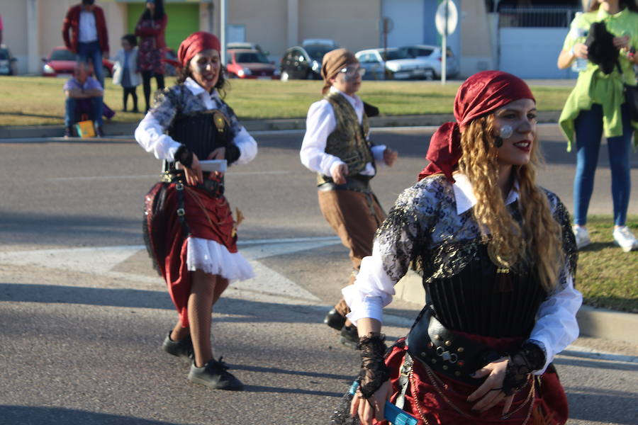 Los vecinos vuelven a disfrutar con un desfile lleno de color y diversón con más de 500 participantes repartidos entre las distintas categorías. 