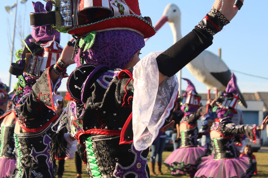 Los vecinos vuelven a disfrutar con un desfile lleno de color y diversón con más de 500 participantes repartidos entre las distintas categorías. 