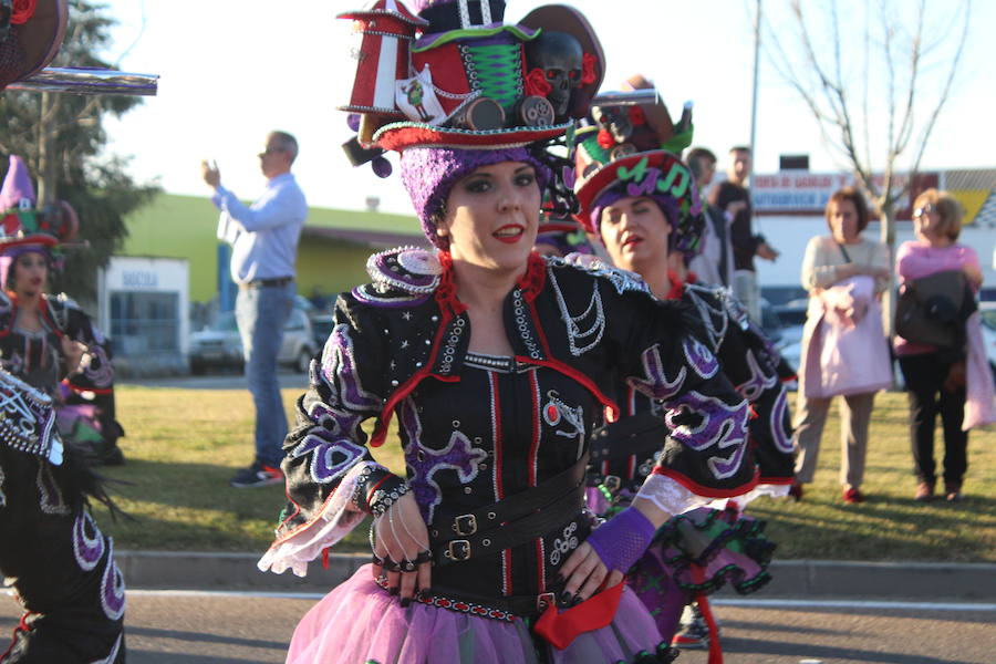 Los vecinos vuelven a disfrutar con un desfile lleno de color y diversón con más de 500 participantes repartidos entre las distintas categorías. 