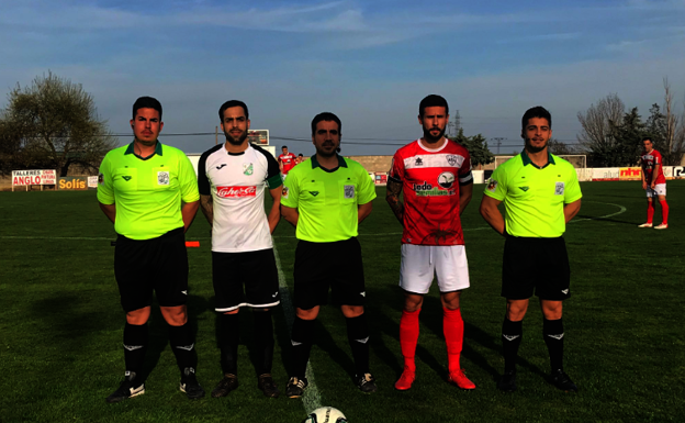 Los jugadores posan junto al trío arbitral 