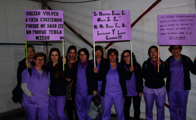 Las participantes muestran carteles reivindicativos 