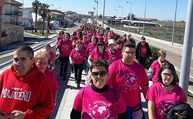 Los participantes recorren las calles de la localidad 