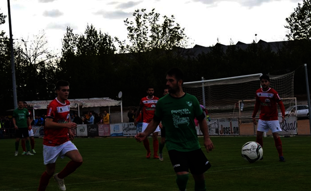 Los jugadores de ambos equipos disputan el balón 