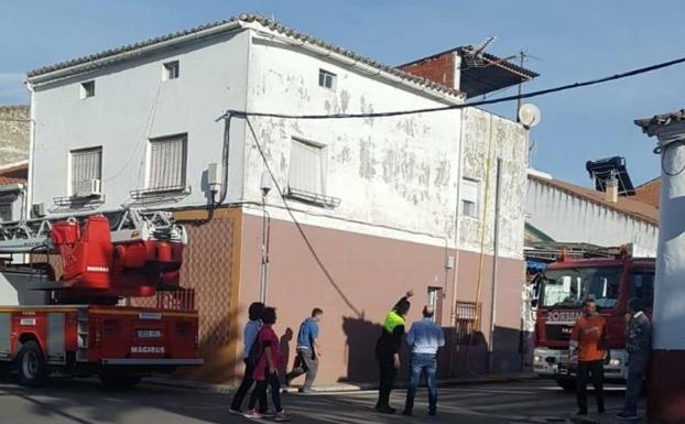 Los bomberos sofocan el fuego en la vivienda 