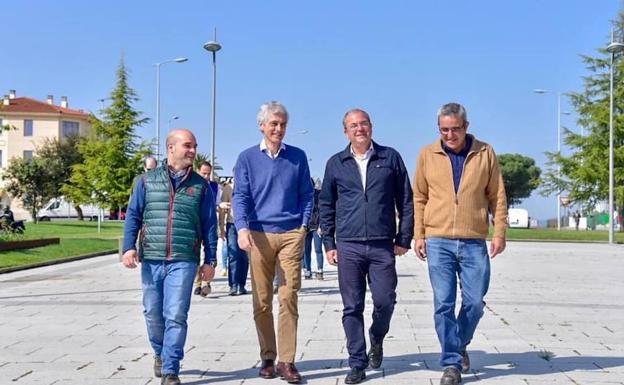 Suárez illana yMonago pasean junto a Martín Alcántara, candidato del PP de Miajadas 