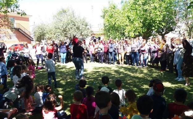Niños y mayores disfrutan de las actividades 