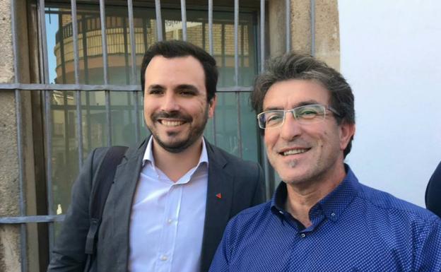 El candidato a la alcaldía Leopoldo García junto a Alberto Garzón 