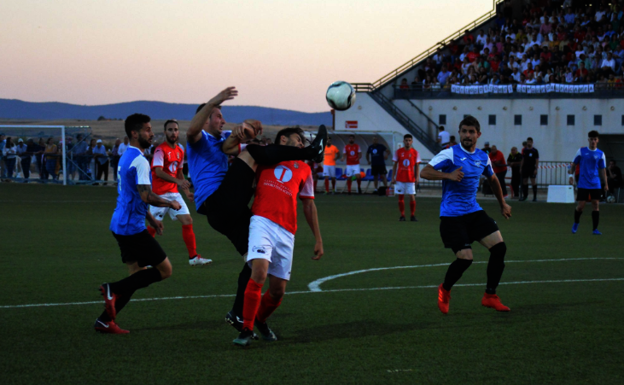 Los jugadores disputan el balón 