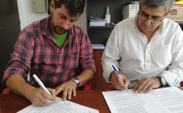 Fernando Redondo (ALREX) y Antonio Díaz firman el convenio 