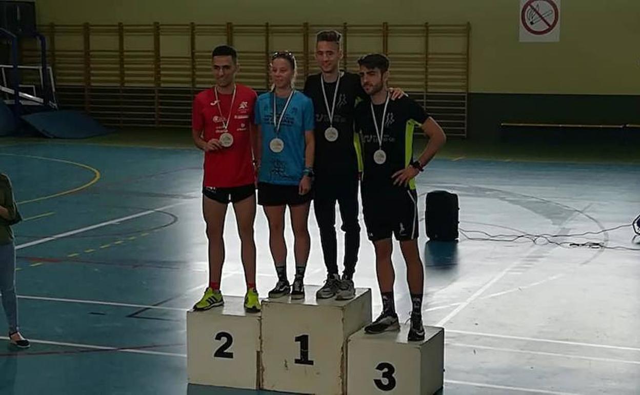 Los atletas ganadores suben al podio 