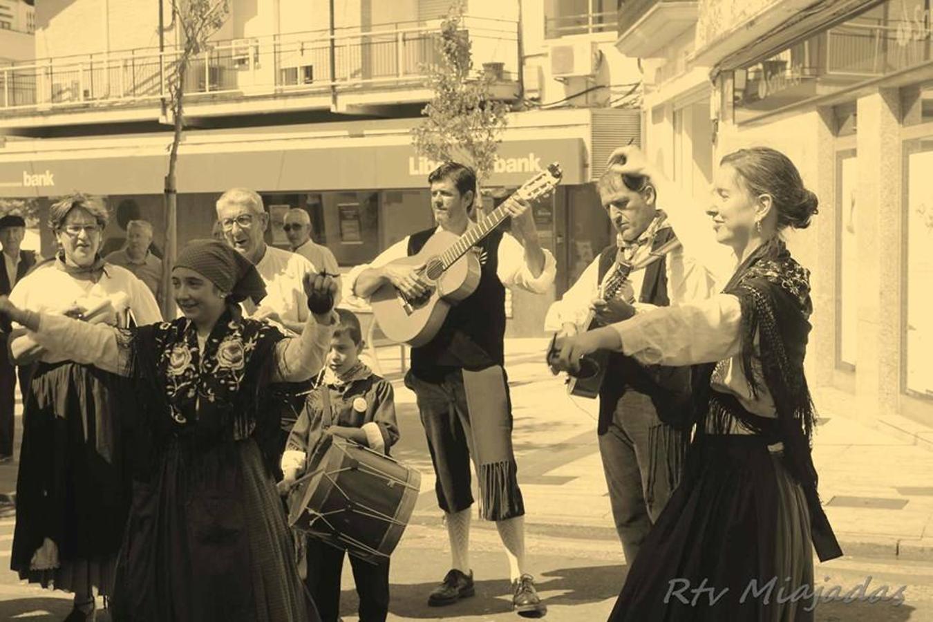La localidad de Miajadas celebró el pasado fin de semana una bonita jornada en la que el centro del pueblo rememoró cómo eran las ferias de agosto en 1854. Decenas de vecinos, ataviados con la ropa de la época, disfrutaron de un evento singular y que estuvo orgnizado por la Sociedad Histórica Villa de Miajadas. 