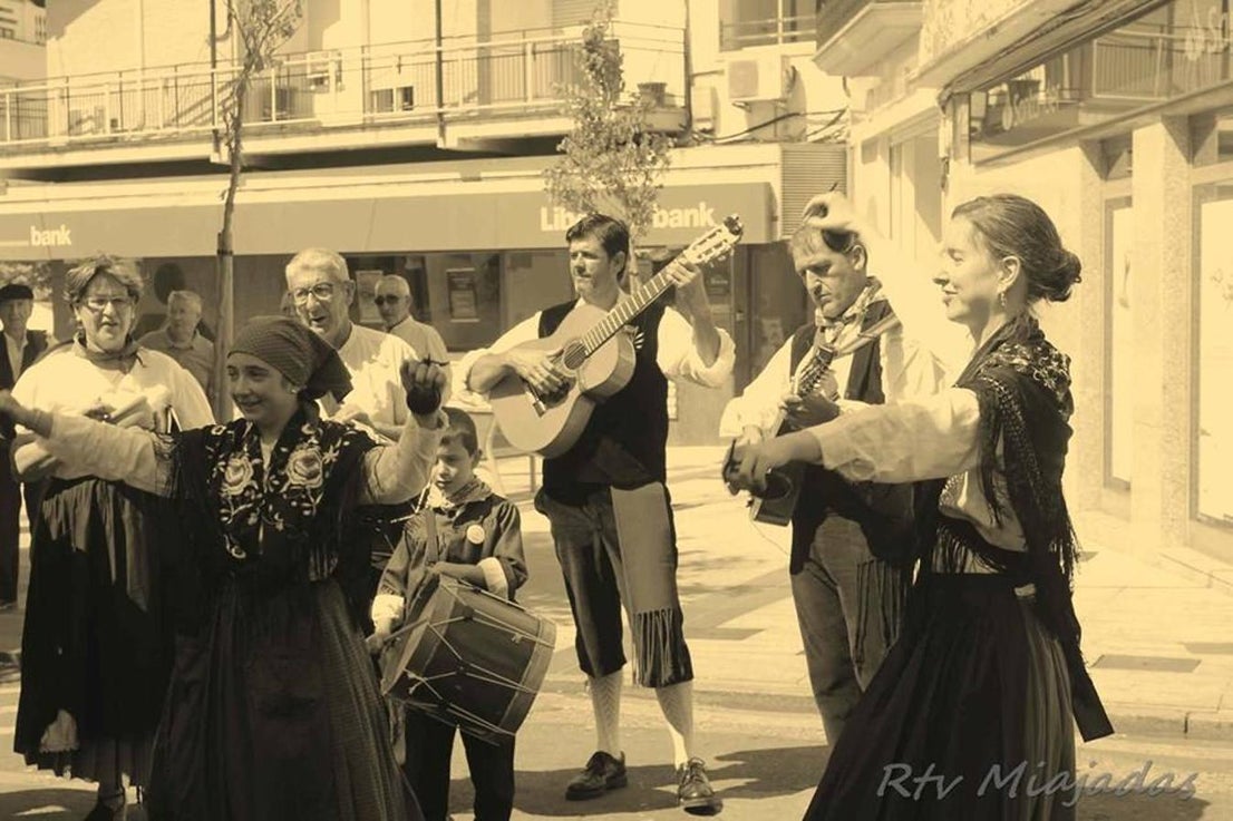 La localidad de Miajadas celebró el pasado fin de semana una bonita jornada en la que el centro del pueblo rememoró cómo eran las ferias de agosto en 1854. Decenas de vecinos, ataviados con la ropa de la época, disfrutaron de un evento singular y que estuvo orgnizado por la Sociedad Histórica Villa de Miajadas. 