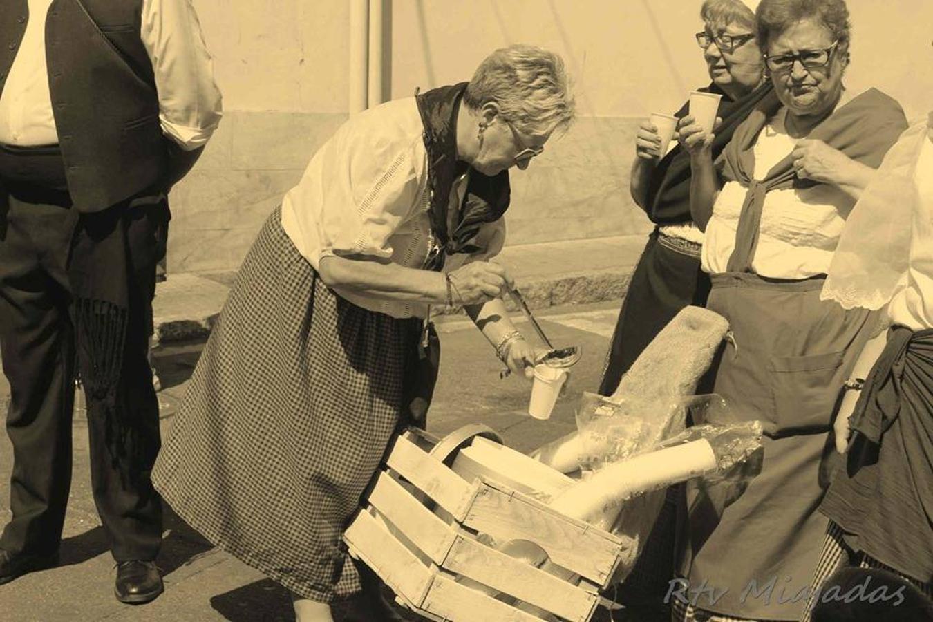 La localidad de Miajadas celebró el pasado fin de semana una bonita jornada en la que el centro del pueblo rememoró cómo eran las ferias de agosto en 1854. Decenas de vecinos, ataviados con la ropa de la época, disfrutaron de un evento singular y que estuvo orgnizado por la Sociedad Histórica Villa de Miajadas. 