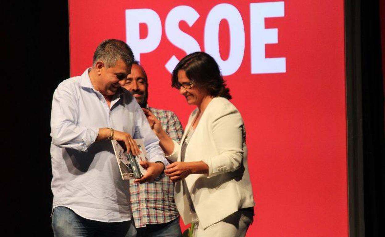 María Luisa Corrales, junto a Antonio Díaz, en un acto del PSOE 