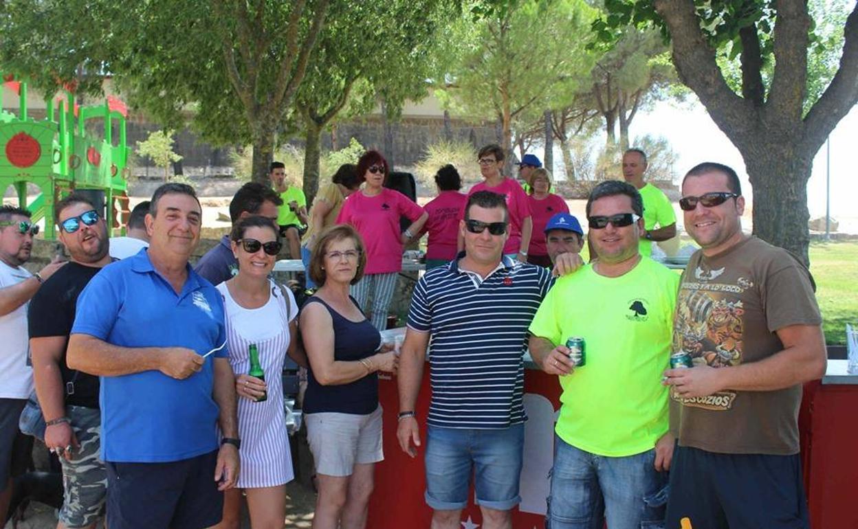 Los vecinos disfrutan de una agradable jornada festiva 