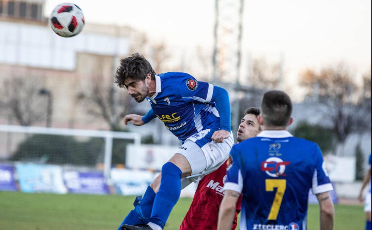 Javi Ramiro golpea el balón de cabeza 