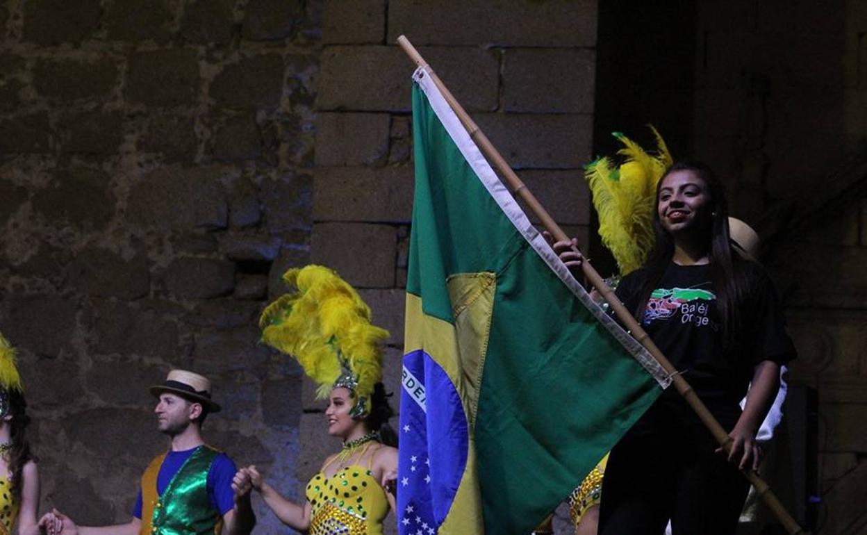 El grupo 'Origens' baila junto a la Iglesia de Santiago 