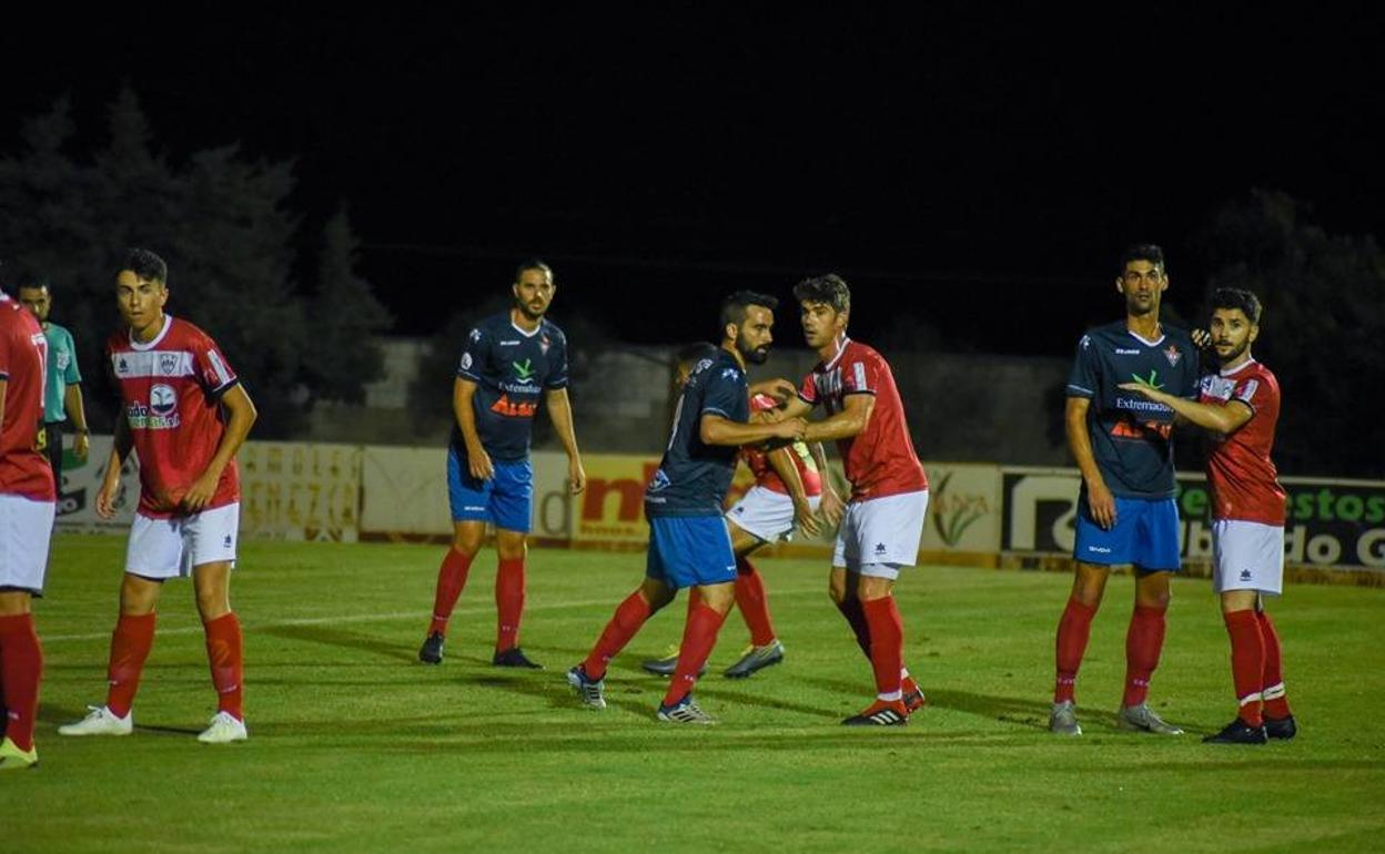 Los jugadores del Miajadas defienden un córner ante el CD Don Benito 
