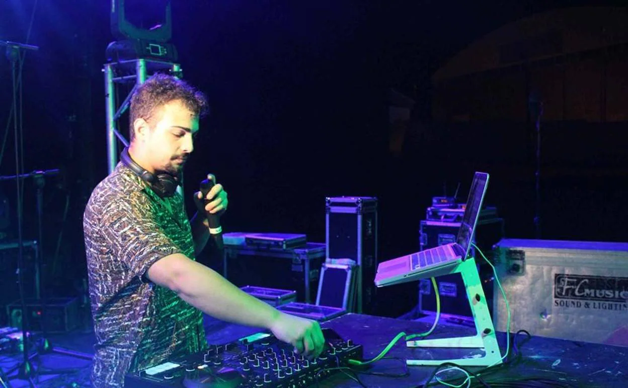 Un DJ mezcla música durante un festival en Miajadas 