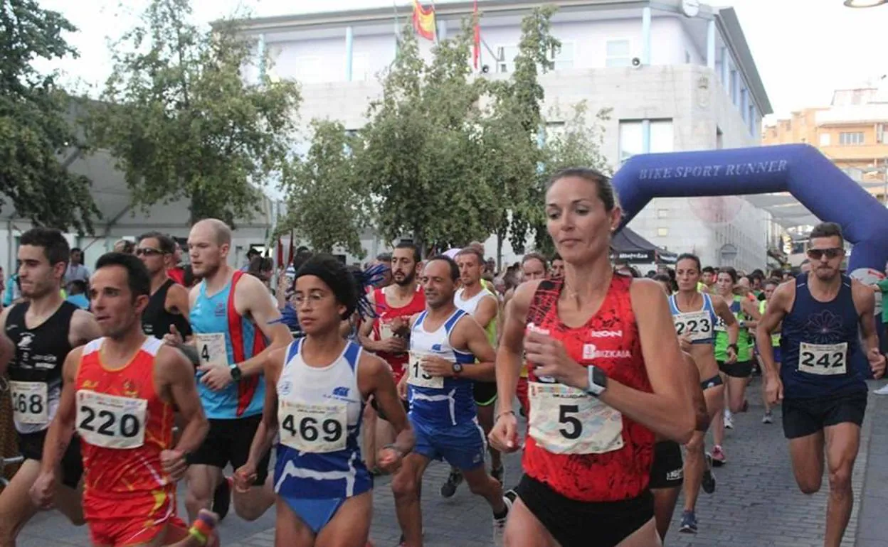 Teresa Urbina, junto al resto de participantes, a la salida de la prueba 