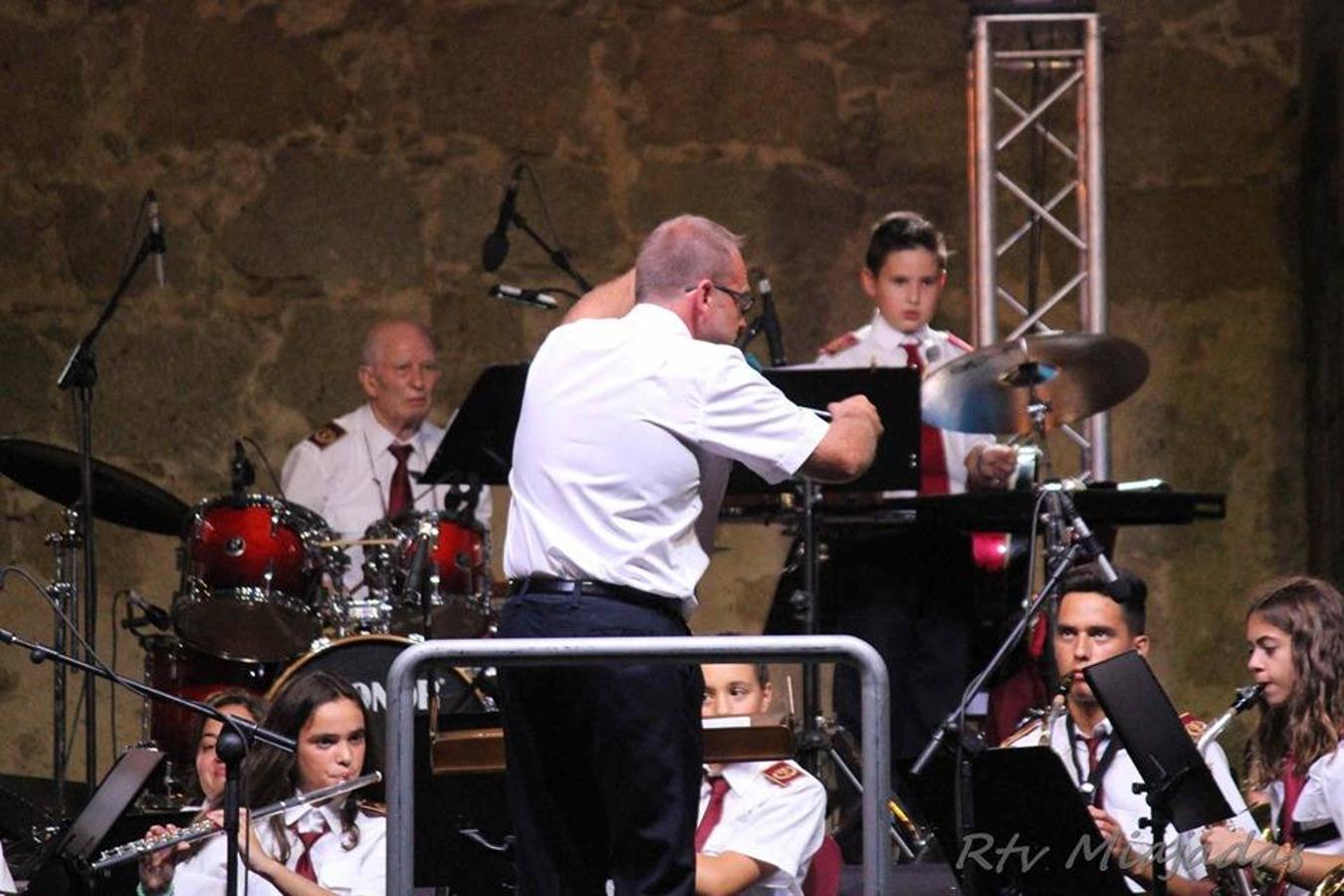 Del 10 al 12 de agosto se han celebrado en Miajadas las fiestas locales, que han llenado de color y diversión las calles de la localidad. Actividades para todos los públicos, música y un gran ambiente del que han disfrutado los vecinos de la localidad.