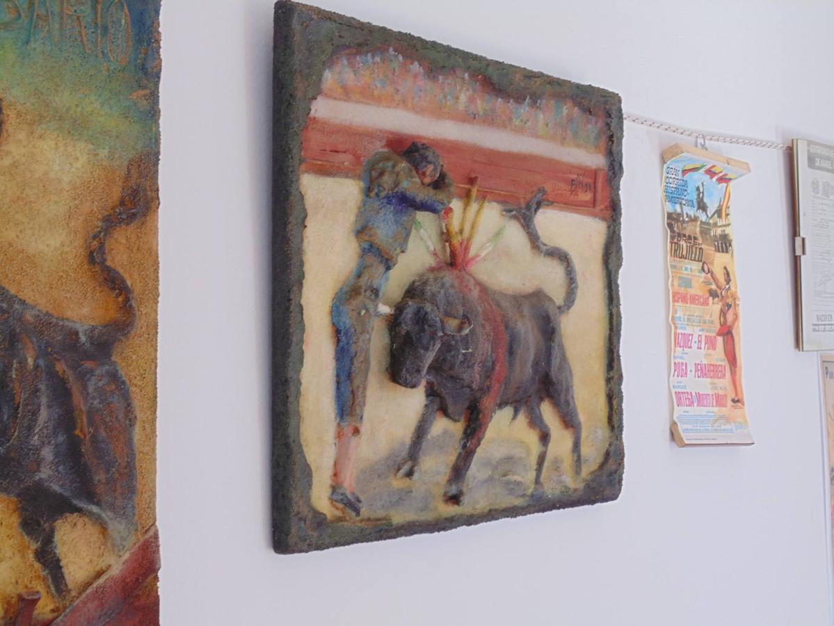 Desde el 2 de agosto y hasta el 30 del mismo mes se exponen en Miajadas múltiples muestras de arte de diversos autores. Maquetas, colecciones taurinas, pintura o recuerdos de cine, todo tiene cabida en este espacio tan singular de Miajadas