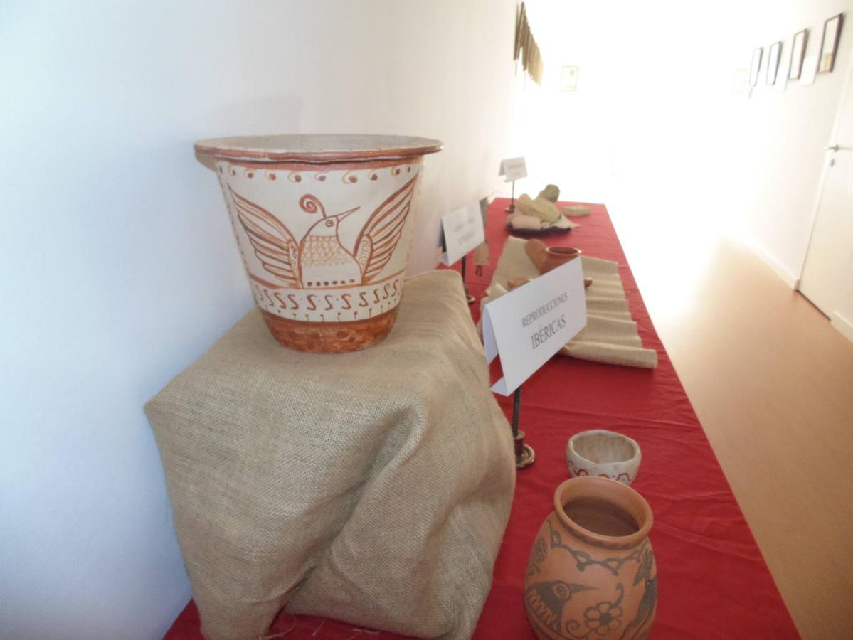 Desde el 2 de agosto y hasta el 30 del mismo mes se exponen en Miajadas múltiples muestras de arte de diversos autores. Maquetas, colecciones taurinas, pintura o recuerdos de cine, todo tiene cabida en este espacio tan singular de Miajadas