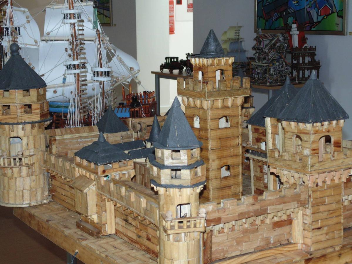 Desde el 2 de agosto y hasta el 30 del mismo mes se exponen en Miajadas múltiples muestras de arte de diversos autores. Maquetas, colecciones taurinas, pintura o recuerdos de cine, todo tiene cabida en este espacio tan singular de Miajadas