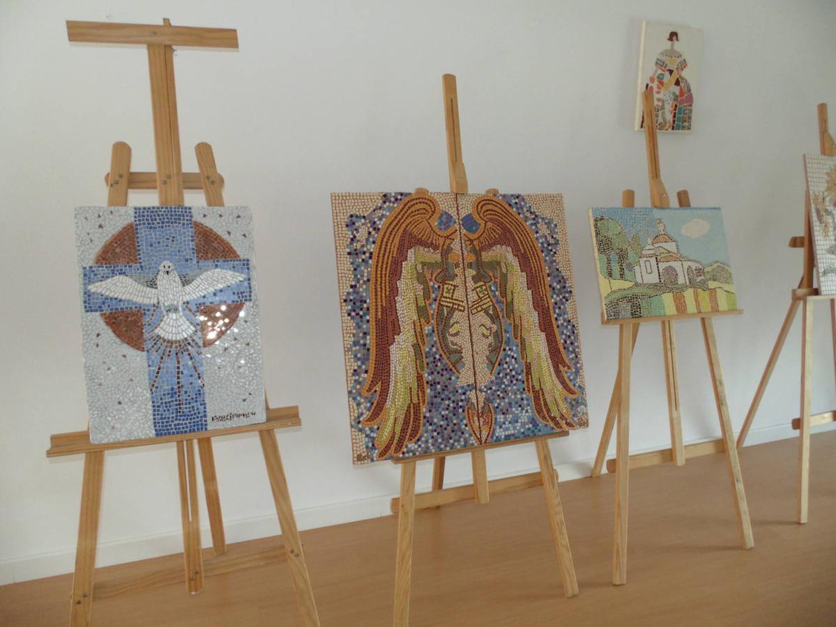 Desde el 2 de agosto y hasta el 30 del mismo mes se exponen en Miajadas múltiples muestras de arte de diversos autores. Maquetas, colecciones taurinas, pintura o recuerdos de cine, todo tiene cabida en este espacio tan singular de Miajadas