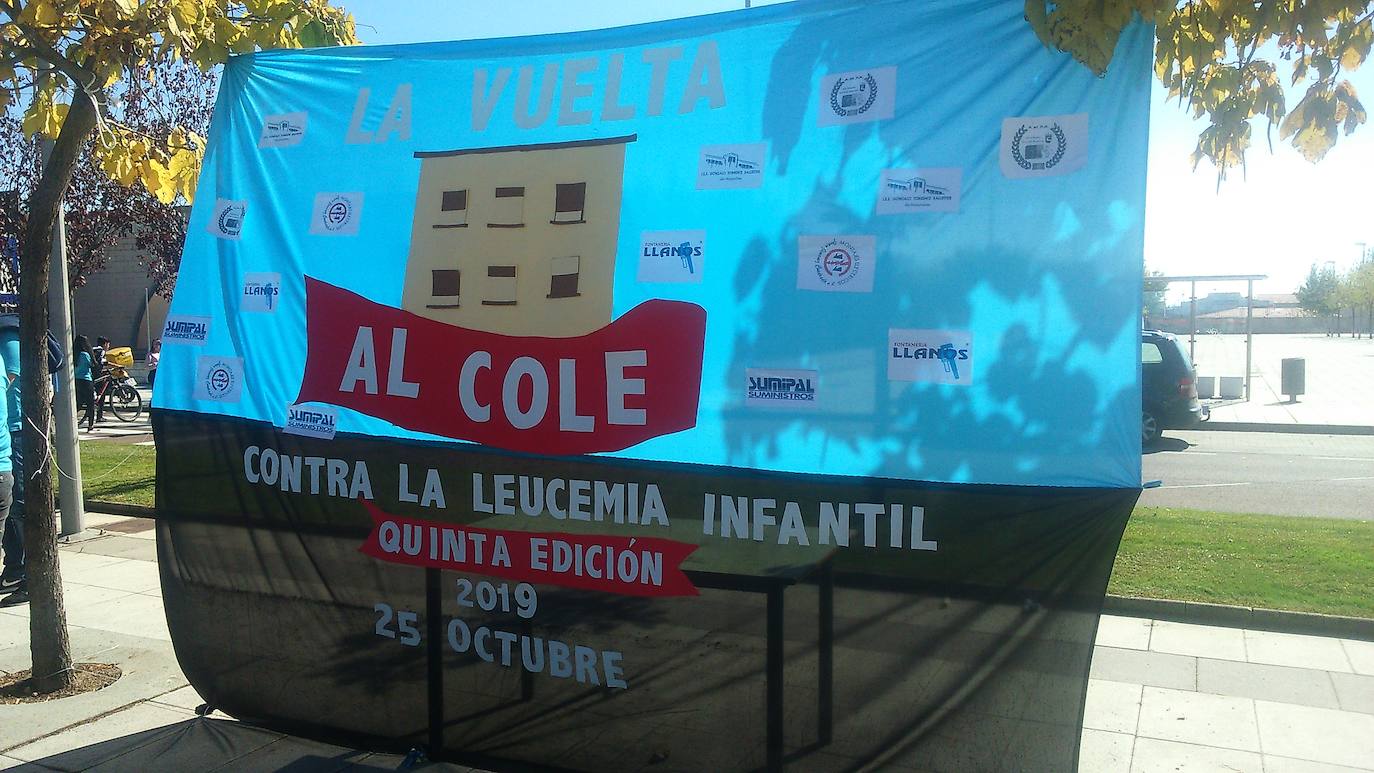 Pancarta 'La vuelta al cole contra la leucemia infantil' del IES Gonzalo Torrente Ballester / 