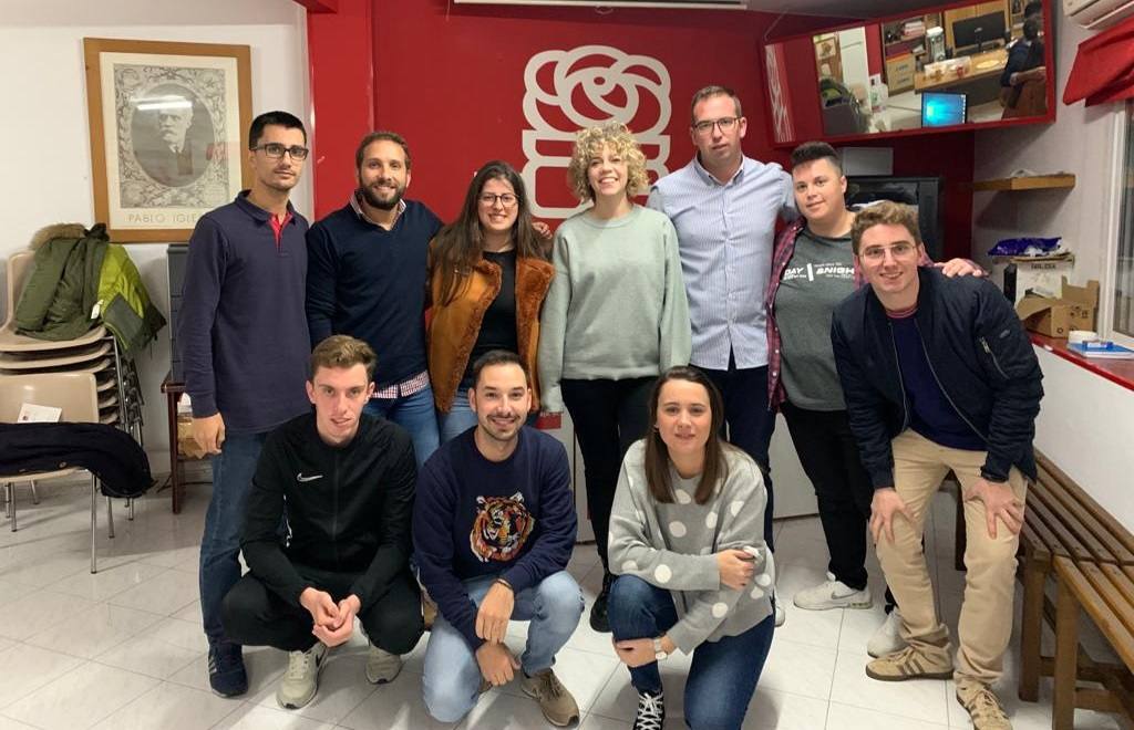 Isabel Albalá, arriba tercera por la izquierda, Paula Rodríguez, arriba en el centro, Gloria Esteban, abajo a la derecha, y todos los miembros de la Ejecutiva de Juventudes Socialistas de Miajadas / 