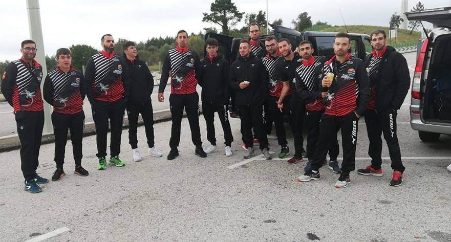 El equipo de voleibol Extremadura Grupo Laura Otero en uno de sus viajes a tierras gallegas /