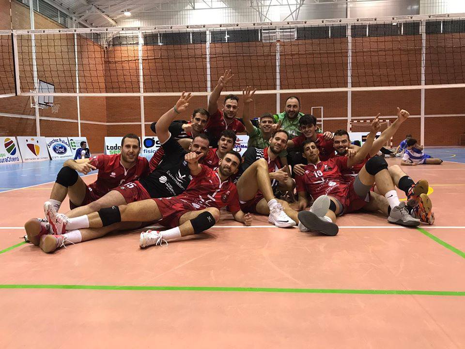 El equipo celebra los tres puntos tras el partido / 