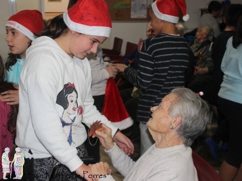 Alumna del colegio 'García Siñeriz' conversa con una de las residentes / 