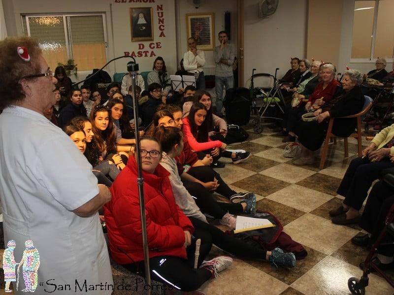 Visita de los alumnos del IES 'Gonzalo Torrente Ballester' a la residencia / 