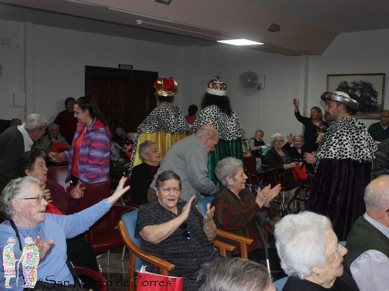 Los residentes despedían con gratitud a sus Majestades al final de su visita / 