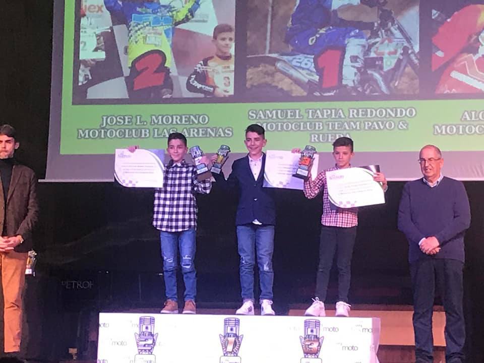 José L. Moreno, Samuel Tapia y Alonso Parejo posan con los trofeos en el podium / 
