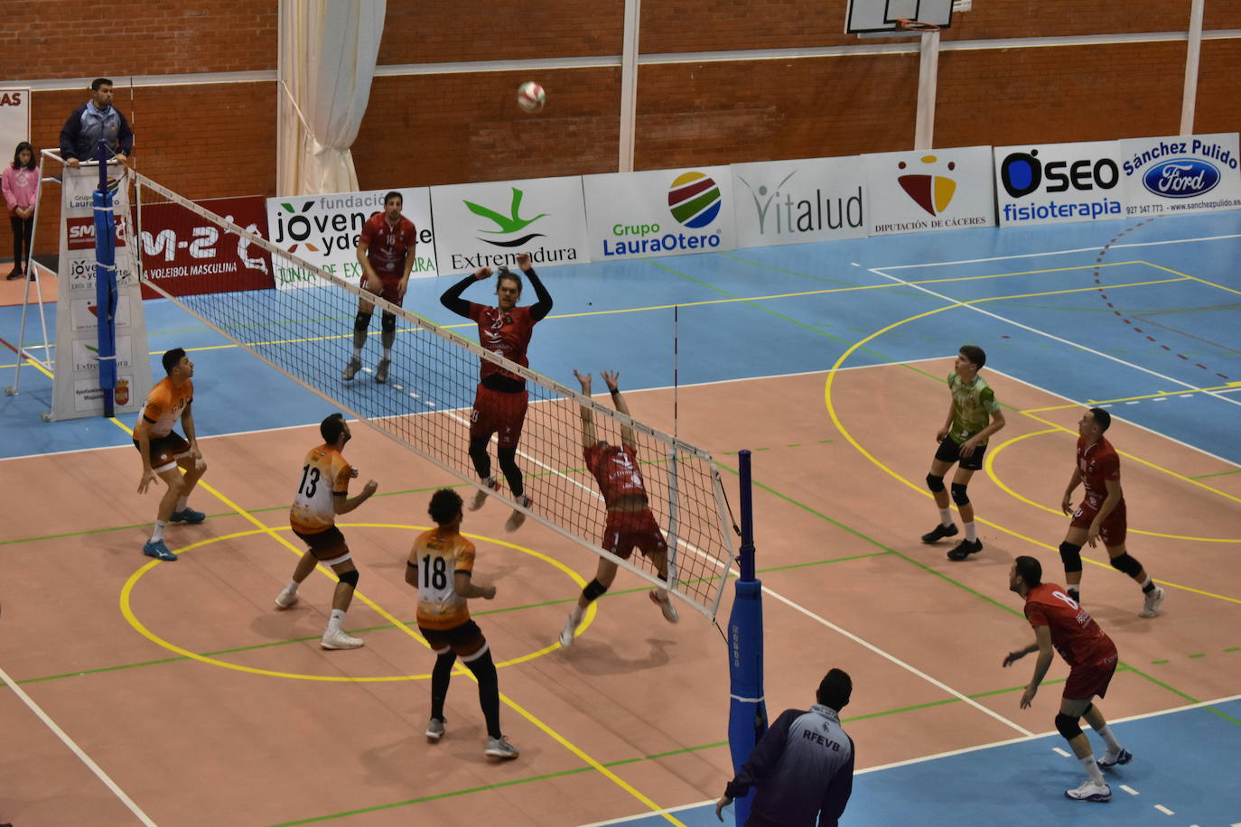 Partido entre el Extremadura Grupo Laura Otero y el Voleibol Pacense en Miajadas 