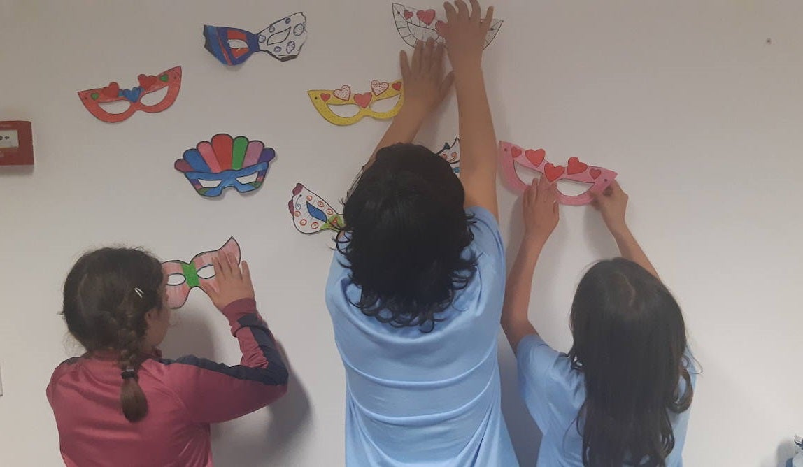 Los mayores han decorado la Ludoteca de Carnaval 