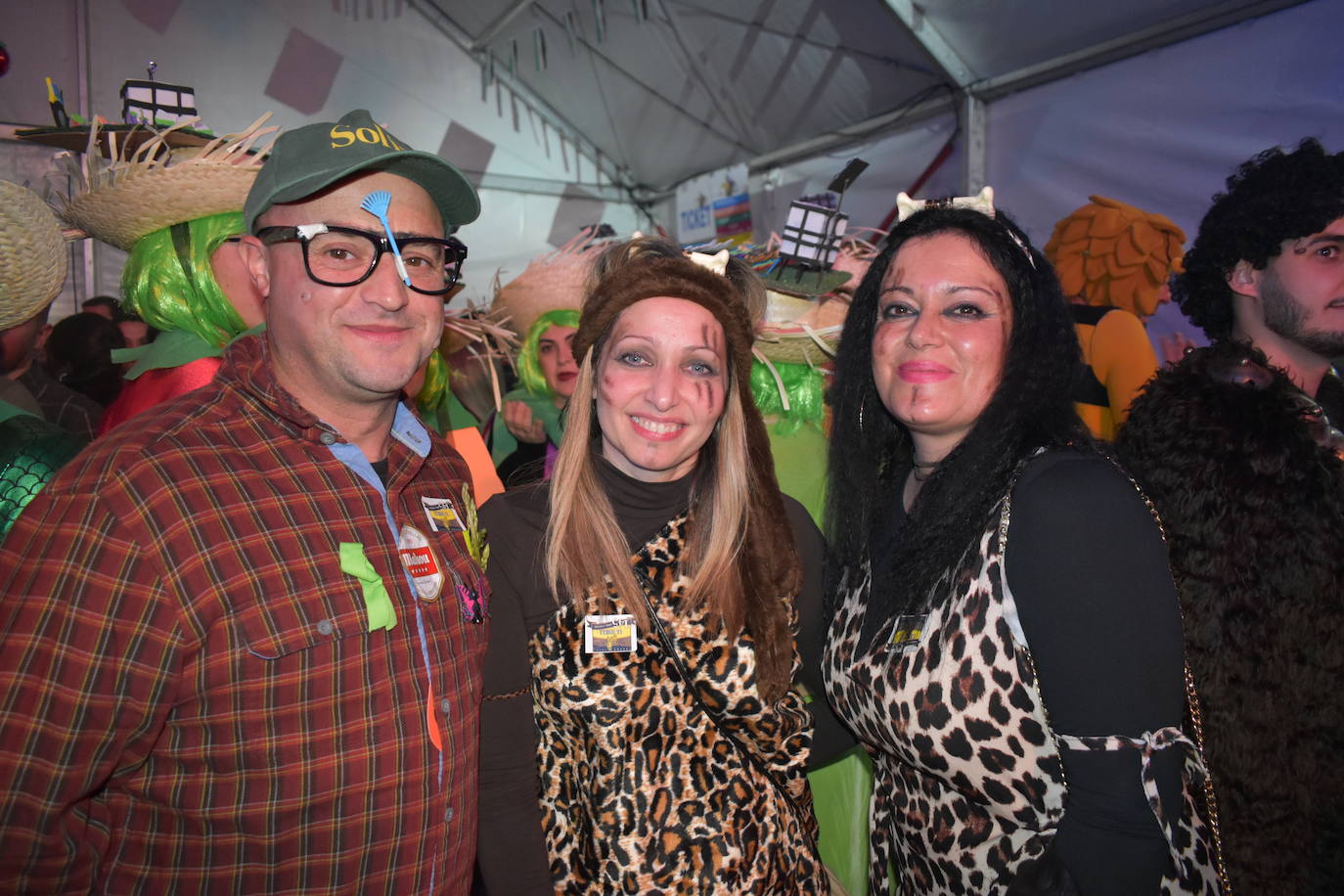 El fin de semana de Carnaval en Miajadas abrió lleno de actividades para el disfrute de pequeños y mayores.Los más pequeños deleitaron a los vecinos con sus desfiles llenos de color, con los colegios Sagrado Corazón, Nuestra Señora de Guadalupe, García Siñeriz o las escuelas Arco Iris, Majetes, y Jardín de Infancia Acuarela.Anoche se celebró el exitoso concurso de disfraces, un calentamiento para el Gran Desfile de Carnaval del sábado. Bajo el lema de este año 'La huerta miajadeña', más de 500 personas se concentraron en la carpa habilitada en la plaza. El primer premio, de 200 euros, fue a parar a manos del grupo de tractores 'El precio justo', el segundo premio, que consistía en 150 euros, fue otorgado al grupo 'Los paradores de Miajadas', y el cheque de 75 euros del tercer premio fue entregado al grupo 'Nos falta un hervor'. 