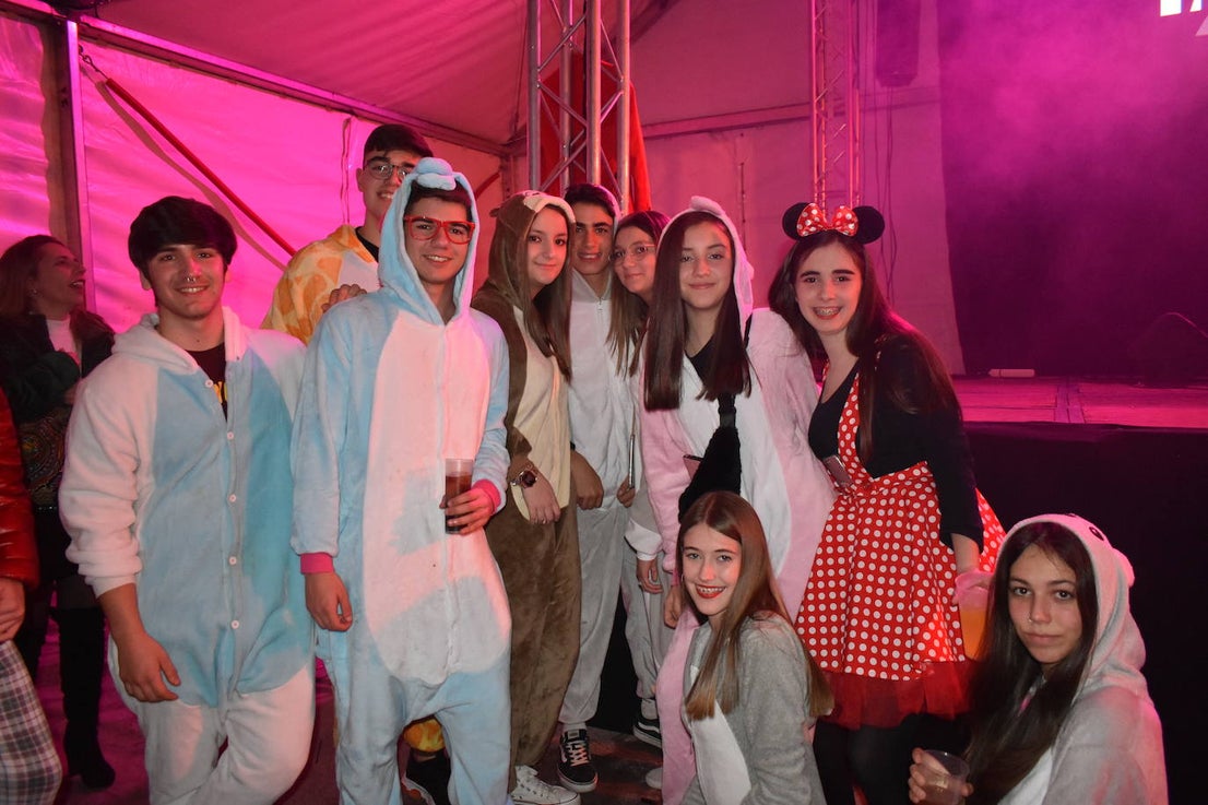 El fin de semana de Carnaval en Miajadas abrió lleno de actividades para el disfrute de pequeños y mayores.Los más pequeños deleitaron a los vecinos con sus desfiles llenos de color, con los colegios Sagrado Corazón, Nuestra Señora de Guadalupe, García Siñeriz o las escuelas Arco Iris, Majetes, y Jardín de Infancia Acuarela.Anoche se celebró el exitoso concurso de disfraces, un calentamiento para el Gran Desfile de Carnaval del sábado. Bajo el lema de este año 'La huerta miajadeña', más de 500 personas se concentraron en la carpa habilitada en la plaza. El primer premio, de 200 euros, fue a parar a manos del grupo de tractores 'El precio justo', el segundo premio, que consistía en 150 euros, fue otorgado al grupo 'Los paradores de Miajadas', y el cheque de 75 euros del tercer premio fue entregado al grupo 'Nos falta un hervor'. 