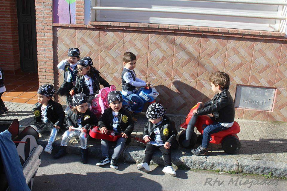 El fin de semana de Carnaval en Miajadas abrió lleno de actividades para el disfrute de pequeños y mayores.Los más pequeños deleitaron a los vecinos con sus desfiles llenos de color, con los colegios Sagrado Corazón, Nuestra Señora de Guadalupe, García Siñeriz o las escuelas Arco Iris, Majetes, y Jardín de Infancia Acuarela.Anoche se celebró el exitoso concurso de disfraces, un calentamiento para el Gran Desfile de Carnaval del sábado. Bajo el lema de este año 'La huerta miajadeña', más de 500 personas se concentraron en la carpa habilitada en la plaza. El primer premio, de 200 euros, fue a parar a manos del grupo de tractores 'El precio justo', el segundo premio, que consistía en 150 euros, fue otorgado al grupo 'Los paradores de Miajadas', y el cheque de 75 euros del tercer premio fue entregado al grupo 'Nos falta un hervor'. 