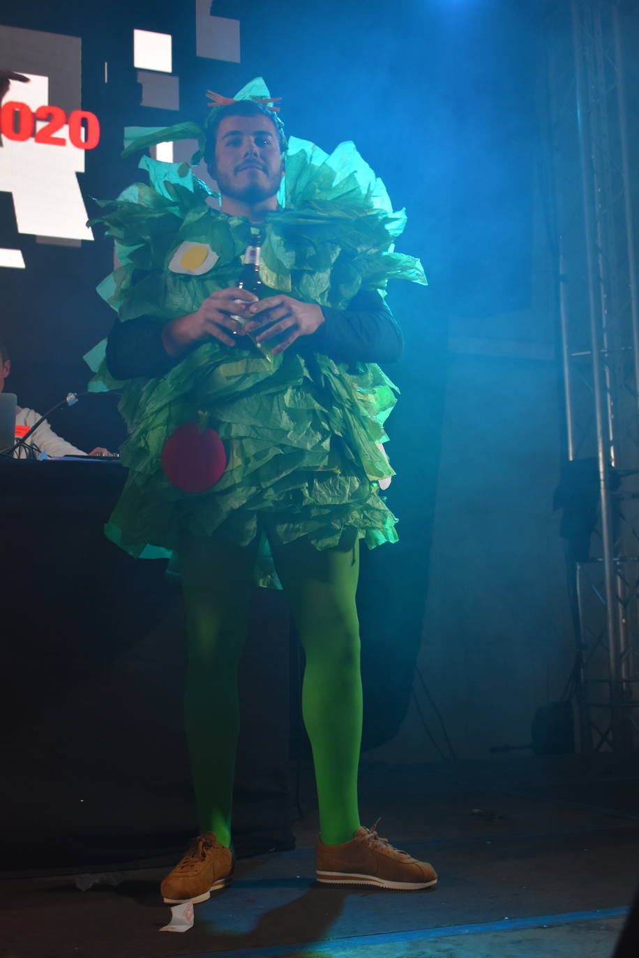El fin de semana de Carnaval en Miajadas abrió lleno de actividades para el disfrute de pequeños y mayores.Los más pequeños deleitaron a los vecinos con sus desfiles llenos de color, con los colegios Sagrado Corazón, Nuestra Señora de Guadalupe, García Siñeriz o las escuelas Arco Iris, Majetes, y Jardín de Infancia Acuarela.Anoche se celebró el exitoso concurso de disfraces, un calentamiento para el Gran Desfile de Carnaval del sábado. Bajo el lema de este año 'La huerta miajadeña', más de 500 personas se concentraron en la carpa habilitada en la plaza. El primer premio, de 200 euros, fue a parar a manos del grupo de tractores 'El precio justo', el segundo premio, que consistía en 150 euros, fue otorgado al grupo 'Los paradores de Miajadas', y el cheque de 75 euros del tercer premio fue entregado al grupo 'Nos falta un hervor'. 