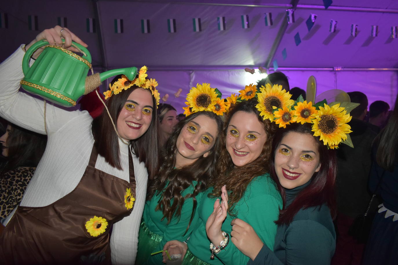 El fin de semana de Carnaval en Miajadas abrió lleno de actividades para el disfrute de pequeños y mayores.Los más pequeños deleitaron a los vecinos con sus desfiles llenos de color, con los colegios Sagrado Corazón, Nuestra Señora de Guadalupe, García Siñeriz o las escuelas Arco Iris, Majetes, y Jardín de Infancia Acuarela.Anoche se celebró el exitoso concurso de disfraces, un calentamiento para el Gran Desfile de Carnaval del sábado. Bajo el lema de este año 'La huerta miajadeña', más de 500 personas se concentraron en la carpa habilitada en la plaza. El primer premio, de 200 euros, fue a parar a manos del grupo de tractores 'El precio justo', el segundo premio, que consistía en 150 euros, fue otorgado al grupo 'Los paradores de Miajadas', y el cheque de 75 euros del tercer premio fue entregado al grupo 'Nos falta un hervor'. 