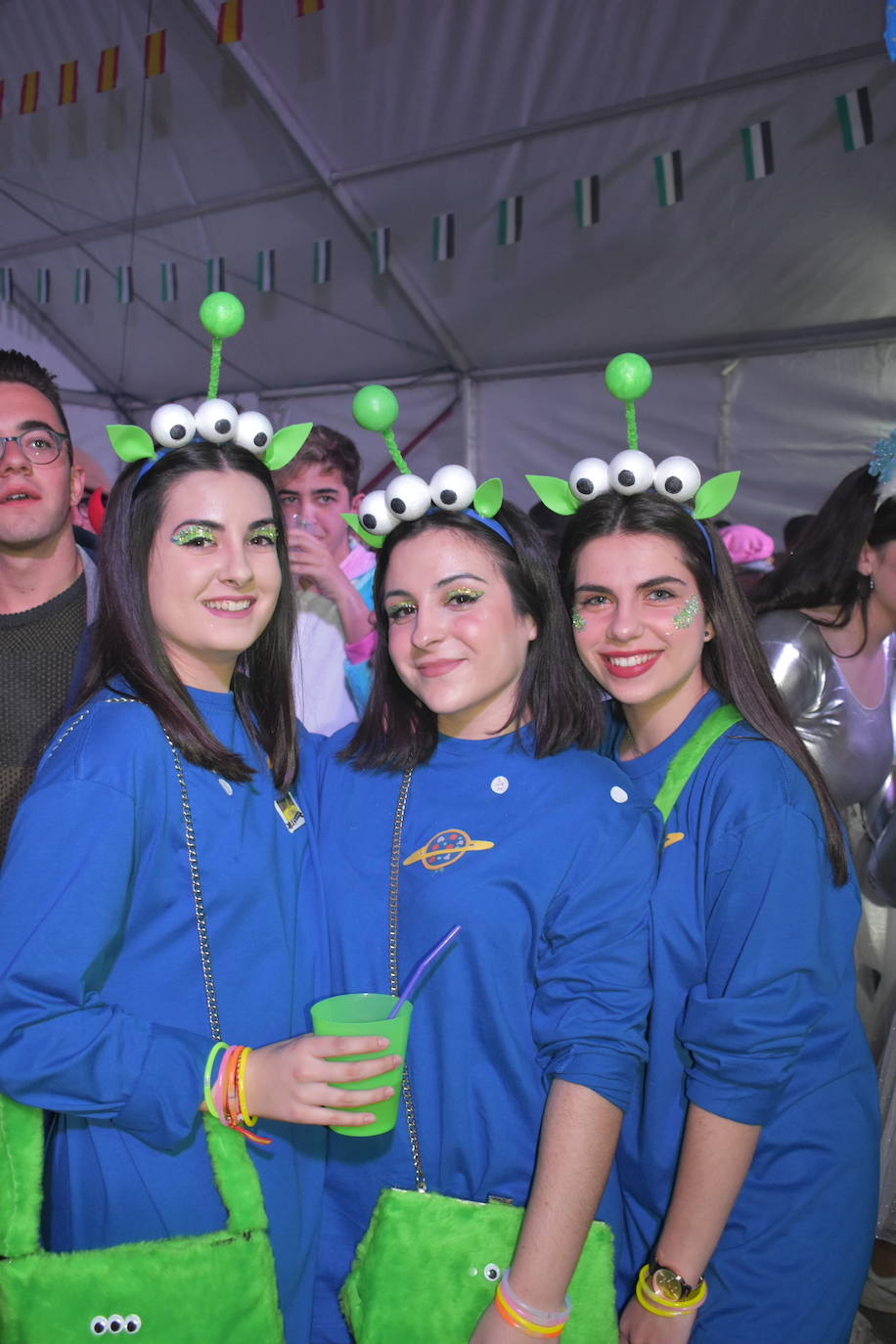 El fin de semana de Carnaval en Miajadas abrió lleno de actividades para el disfrute de pequeños y mayores.Los más pequeños deleitaron a los vecinos con sus desfiles llenos de color, con los colegios Sagrado Corazón, Nuestra Señora de Guadalupe, García Siñeriz o las escuelas Arco Iris, Majetes, y Jardín de Infancia Acuarela.Anoche se celebró el exitoso concurso de disfraces, un calentamiento para el Gran Desfile de Carnaval del sábado. Bajo el lema de este año 'La huerta miajadeña', más de 500 personas se concentraron en la carpa habilitada en la plaza. El primer premio, de 200 euros, fue a parar a manos del grupo de tractores 'El precio justo', el segundo premio, que consistía en 150 euros, fue otorgado al grupo 'Los paradores de Miajadas', y el cheque de 75 euros del tercer premio fue entregado al grupo 'Nos falta un hervor'. 