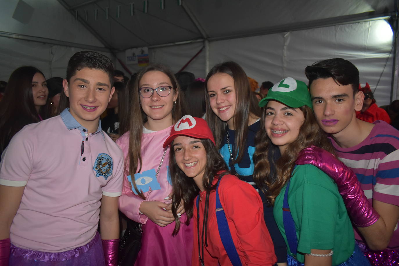 El fin de semana de Carnaval en Miajadas abrió lleno de actividades para el disfrute de pequeños y mayores.Los más pequeños deleitaron a los vecinos con sus desfiles llenos de color, con los colegios Sagrado Corazón, Nuestra Señora de Guadalupe, García Siñeriz o las escuelas Arco Iris, Majetes, y Jardín de Infancia Acuarela.Anoche se celebró el exitoso concurso de disfraces, un calentamiento para el Gran Desfile de Carnaval del sábado. Bajo el lema de este año 'La huerta miajadeña', más de 500 personas se concentraron en la carpa habilitada en la plaza. El primer premio, de 200 euros, fue a parar a manos del grupo de tractores 'El precio justo', el segundo premio, que consistía en 150 euros, fue otorgado al grupo 'Los paradores de Miajadas', y el cheque de 75 euros del tercer premio fue entregado al grupo 'Nos falta un hervor'. 