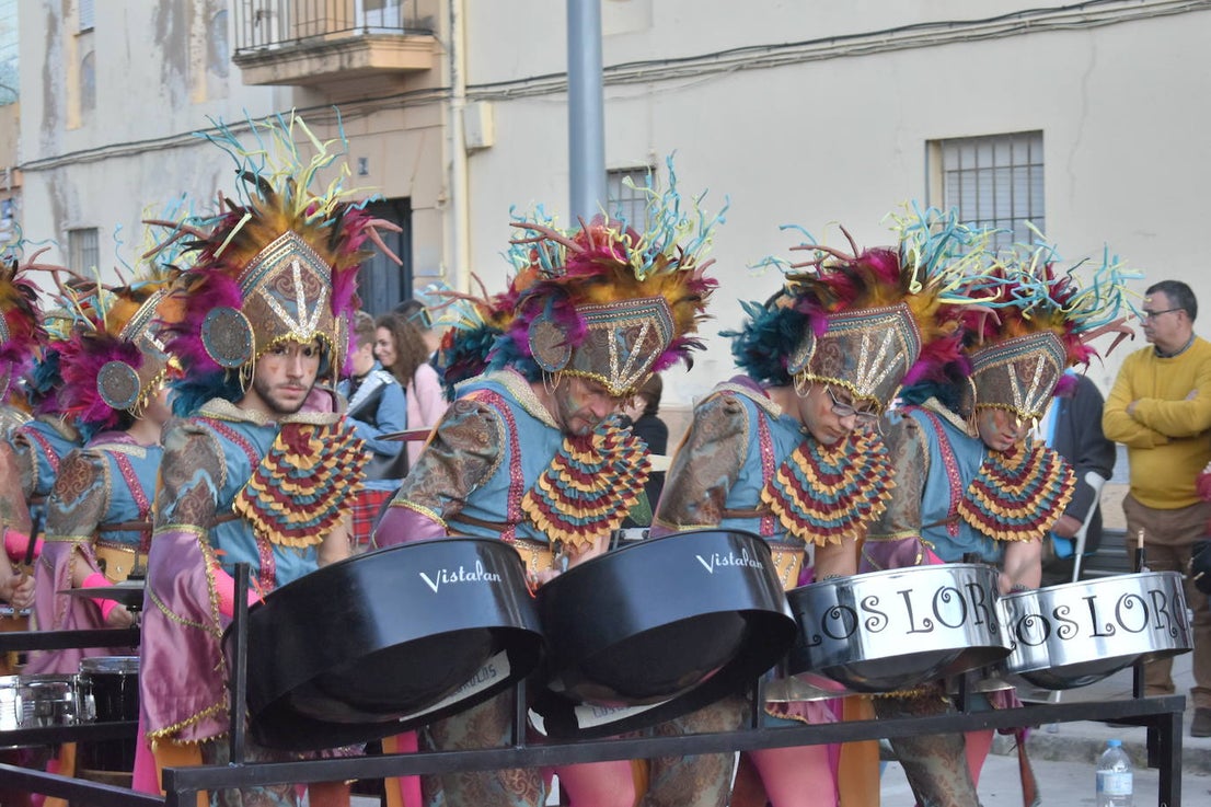 La tarde del pasado sábado 22 de febrero Miajadas acogió a cientos de personas que participaron en el Gran Desfile de Carnaval y asistieron a presenciarlo y disfrutarlo. La localidad se convirtió en un mundo de fantasía donde todo tenía cabida: Alaskas de diferentes edades, científicos locos, las Olimpiadas, luchadores de esgrima, astronautas, monstruos, caballeros, vikingos del futuro, arlequines, hortalizas que cobraron vida, piratas que llegaron desde muy muy lejos y traían su propia isla a cuestas, tribus llegadas desde tierras aún más lejanas, e incluso el mismísimo Buda. El mundo Disney fue el gran protagonista, con bailarines de fantasía, princesas hormonadas, madrastras malvadas, Blancanieves y el príncipe, Pinocho y Geppetto y Alicia en el País de las maravillas con un sombrerero loco multiplicado sobre sí mismo. El gran musical que marcó la vida de muchos y muchas adolescentes y el gran referente que es en sí misma la película 'Grease' llegó a Miajadas de mano de la comparsa 'Los Colegas'. Y, cómo no, la gran maestría de los músicos que amenizaron el desfile de más de 700 participantes y que, como merecía la ocasión, lucieron sus mejores galas. 