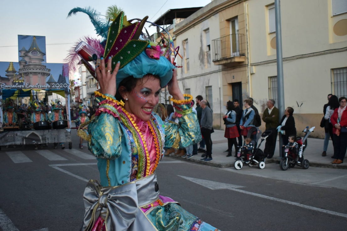 La tarde del pasado sábado 22 de febrero Miajadas acogió a cientos de personas que participaron en el Gran Desfile de Carnaval y asistieron a presenciarlo y disfrutarlo. La localidad se convirtió en un mundo de fantasía donde todo tenía cabida: Alaskas de diferentes edades, científicos locos, las Olimpiadas, luchadores de esgrima, astronautas, monstruos, caballeros, vikingos del futuro, arlequines, hortalizas que cobraron vida, piratas que llegaron desde muy muy lejos y traían su propia isla a cuestas, tribus llegadas desde tierras aún más lejanas, e incluso el mismísimo Buda. El mundo Disney fue el gran protagonista, con bailarines de fantasía, princesas hormonadas, madrastras malvadas, Blancanieves y el príncipe, Pinocho y Geppetto y Alicia en el País de las maravillas con un sombrerero loco multiplicado sobre sí mismo. El gran musical que marcó la vida de muchos y muchas adolescentes y el gran referente que es en sí misma la película 'Grease' llegó a Miajadas de mano de la comparsa 'Los Colegas'. Y, cómo no, la gran maestría de los músicos que amenizaron el desfile de más de 700 participantes y que, como merecía la ocasión, lucieron sus mejores galas. 