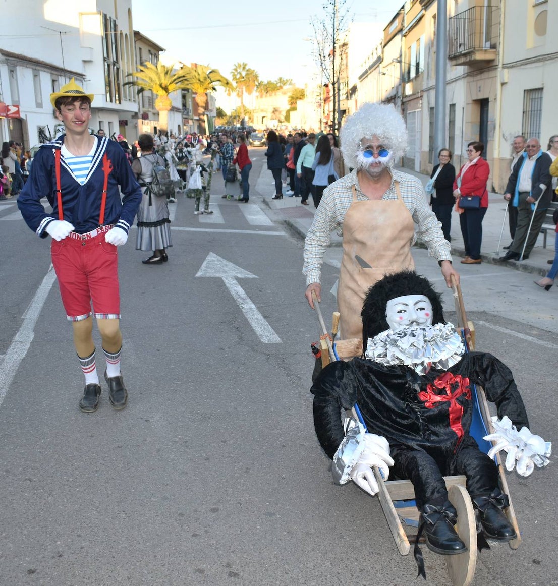 La tarde del pasado sábado 22 de febrero Miajadas acogió a cientos de personas que participaron en el Gran Desfile de Carnaval y asistieron a presenciarlo y disfrutarlo. La localidad se convirtió en un mundo de fantasía donde todo tenía cabida: Alaskas de diferentes edades, científicos locos, las Olimpiadas, luchadores de esgrima, astronautas, monstruos, caballeros, vikingos del futuro, arlequines, hortalizas que cobraron vida, piratas que llegaron desde muy muy lejos y traían su propia isla a cuestas, tribus llegadas desde tierras aún más lejanas, e incluso el mismísimo Buda. El mundo Disney fue el gran protagonista, con bailarines de fantasía, princesas hormonadas, madrastras malvadas, Blancanieves y el príncipe, Pinocho y Geppetto y Alicia en el País de las maravillas con un sombrerero loco multiplicado sobre sí mismo. El gran musical que marcó la vida de muchos y muchas adolescentes y el gran referente que es en sí misma la película 'Grease' llegó a Miajadas de mano de la comparsa 'Los Colegas'. Y, cómo no, la gran maestría de los músicos que amenizaron el desfile de más de 700 participantes y que, como merecía la ocasión, lucieron sus mejores galas. 